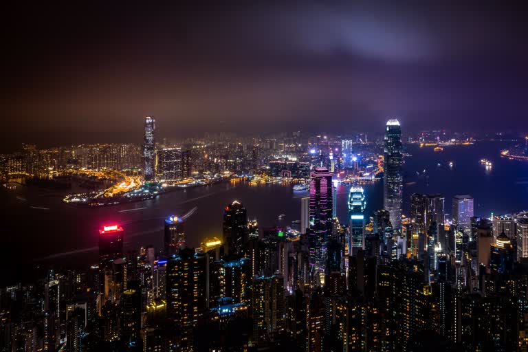 摩天大楼和水域的城市夜景