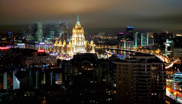 拥有摩天大楼和桥梁的城市夜景