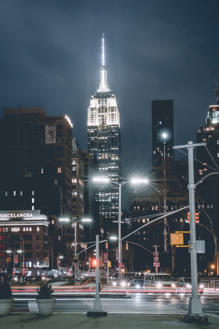 城市街道的夜景,有红绿灯和高楼大厦