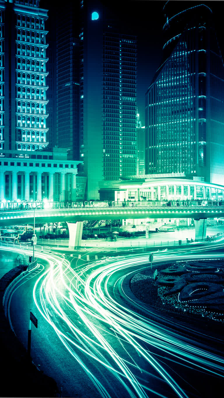车流量大的城市街道夜景