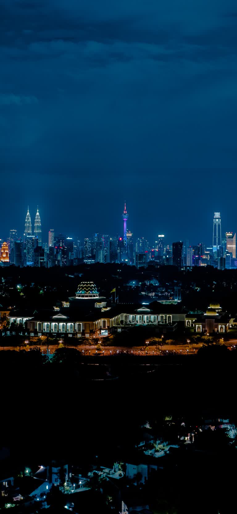 从山顶俯瞰城市夜景