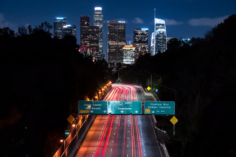 高速公路夜景,背景是城市天际线