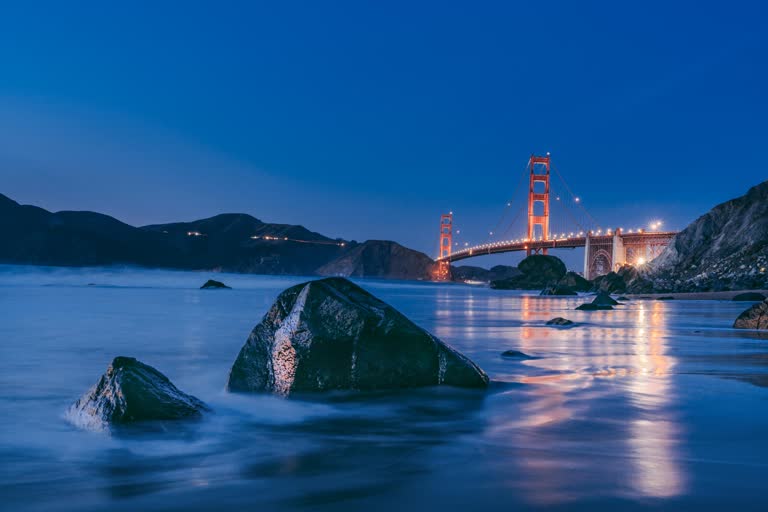 金门大桥和水中岩石的夜景