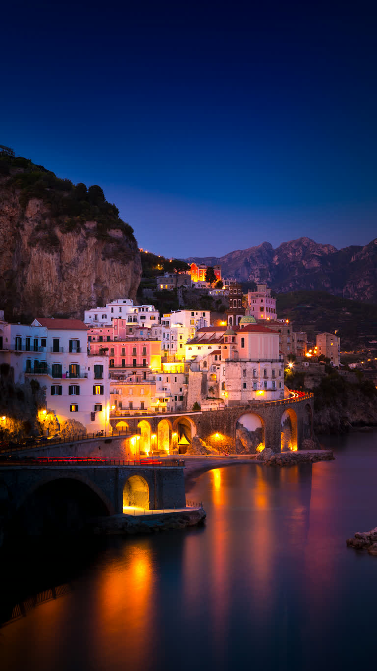 小镇的夜景,水上有一座桥