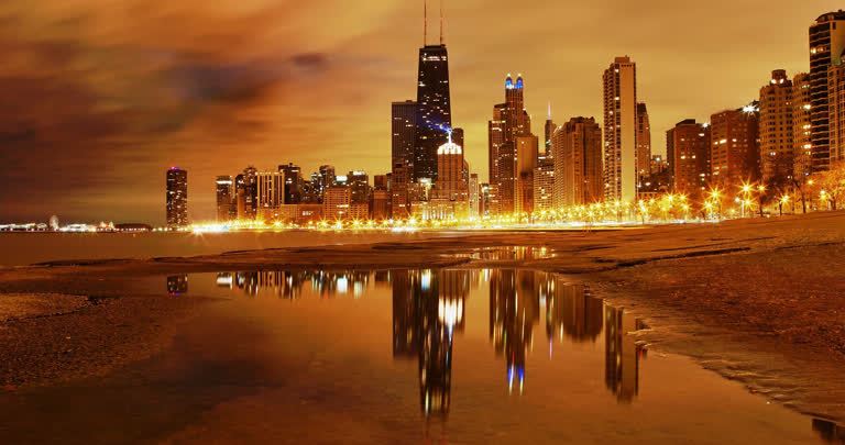 以城市天际线为背景的海滩夜景