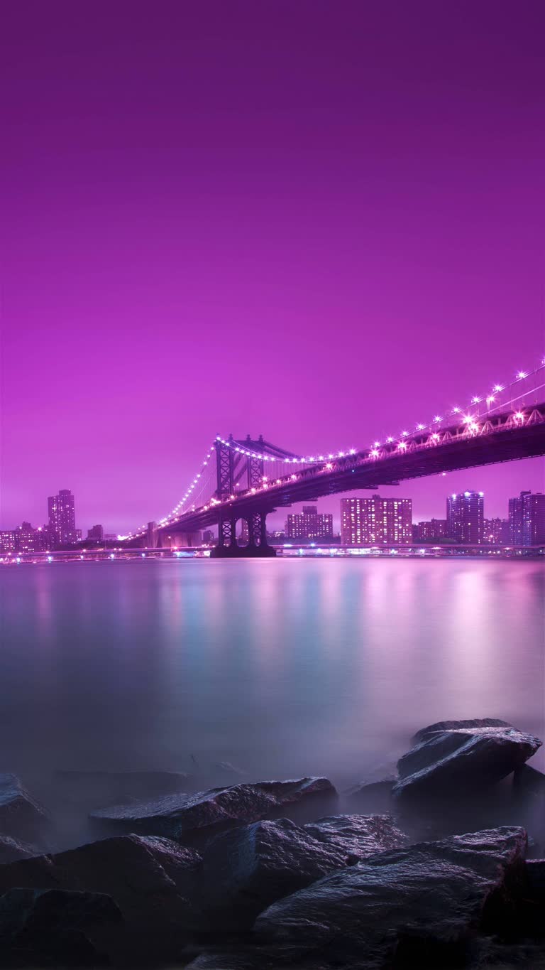 水体上的桥梁的夜景,背景是建筑物