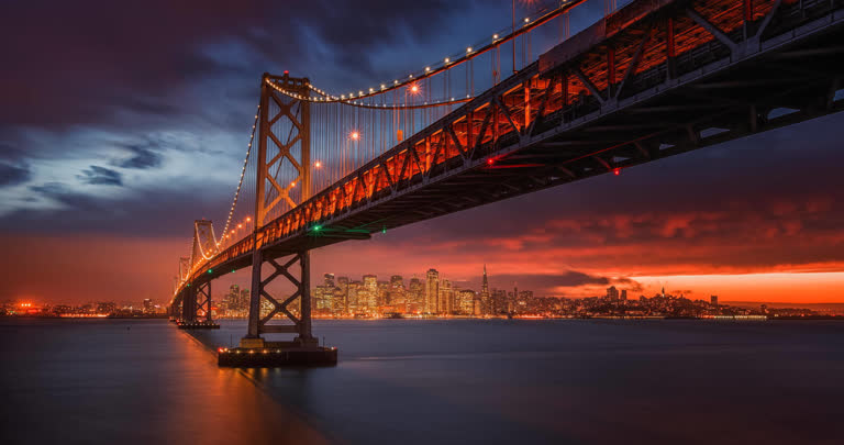 水体上的桥梁的夜景,背景是建筑物