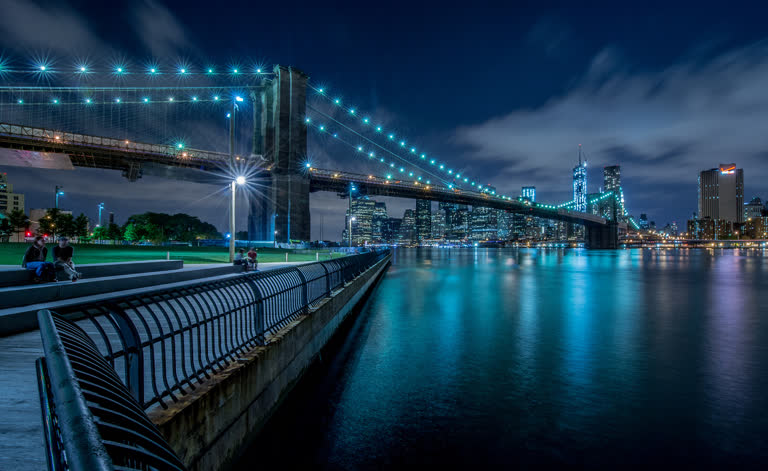 水体上的桥梁的夜景,背景是建筑物