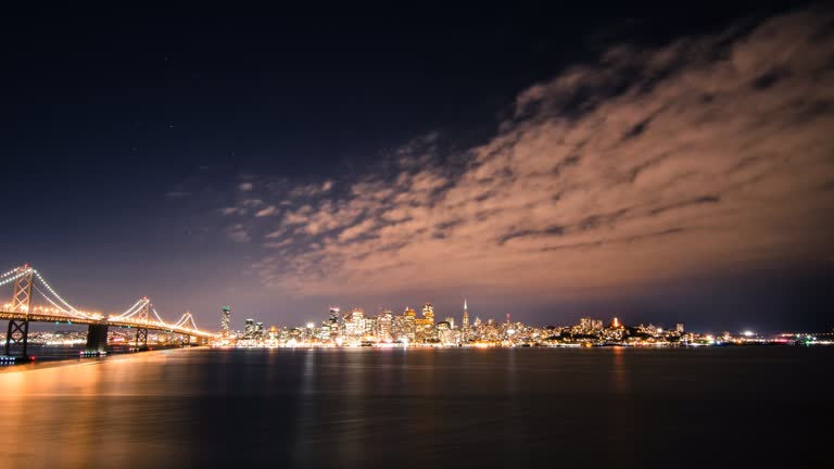 水体上的桥梁的夜景,背景是一座城市