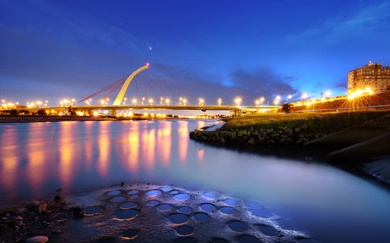城市附近水域桥梁的夜景