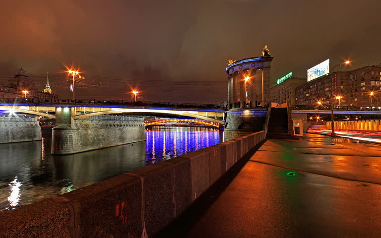 以建筑物为背景的河上桥的夜景