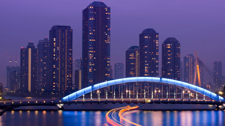 以城市为背景的河上桥的夜景