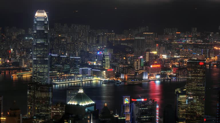 建筑物众多、灯光林立的城市夜景