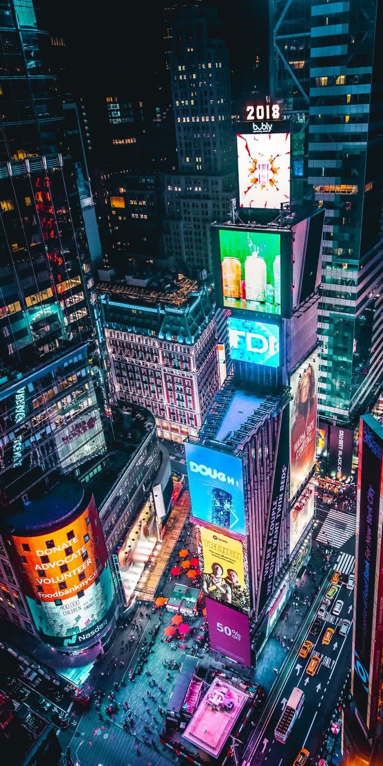 拥有大量高楼和霓虹灯的城市夜景