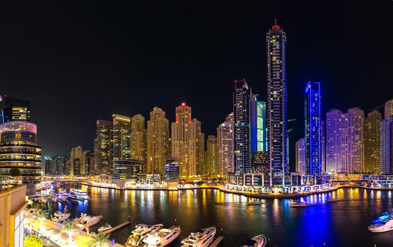 城市天际线的夜景,船只停靠在港口
