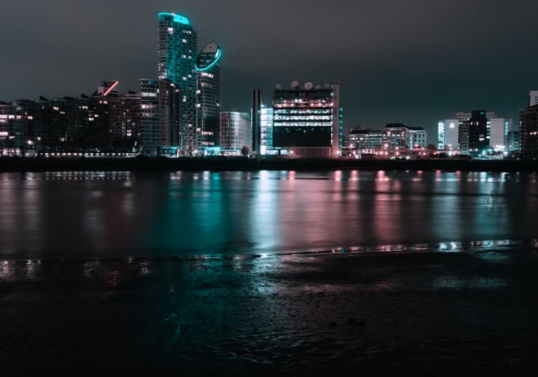 城市天际线的夜景,前景是水域