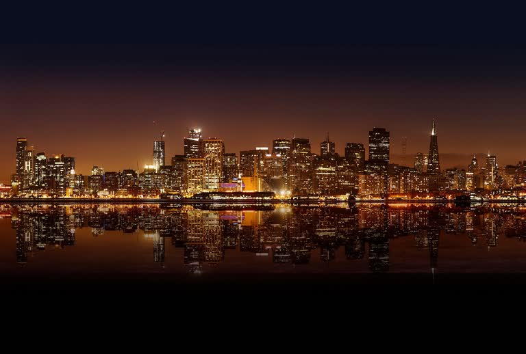 城市天际线的夜景,前景是水域
