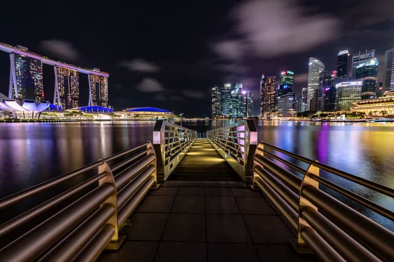 从水上桥上欣赏城市天际线的夜景