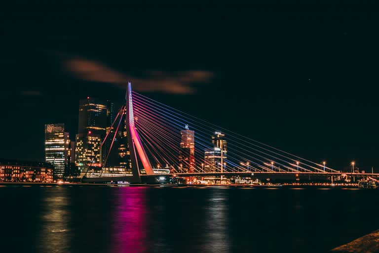 城市天际线的夜景,前景是一座桥