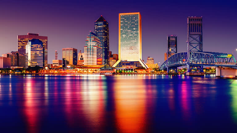 城市天际线的夜景,水体上的桥梁