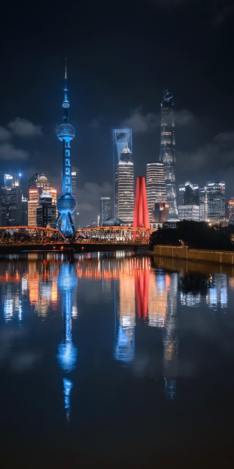 城市天际线的夜景,有桥梁和红灯