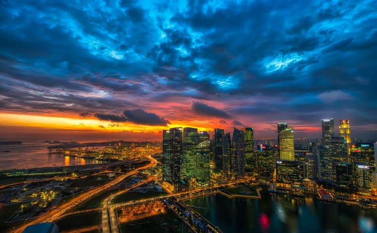城市天际线的夜景,水体上的桥梁
