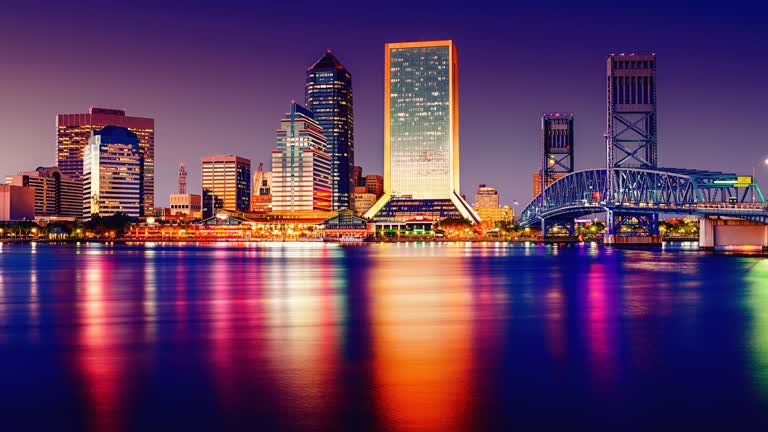 城市天际线的夜景,水体上的桥梁
