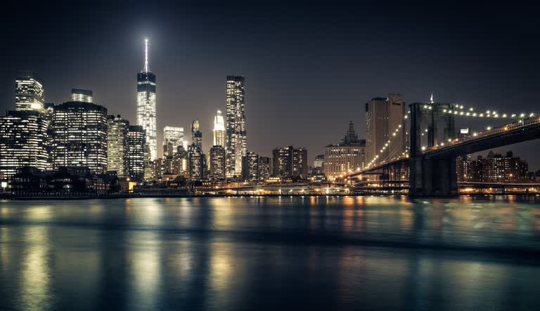 城市天际线的夜景,水上有一座桥