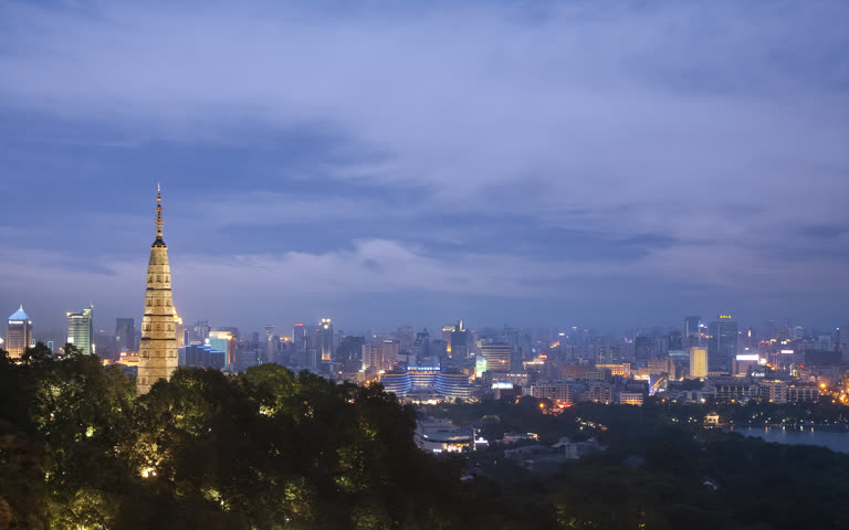 城市天际线的夜景,前景是钟楼
