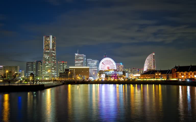 前景是摩天轮的城市天际线夜景