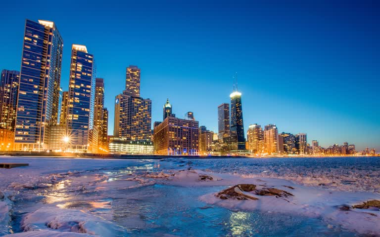 城市天际线的夜景,前景是结冰的河流