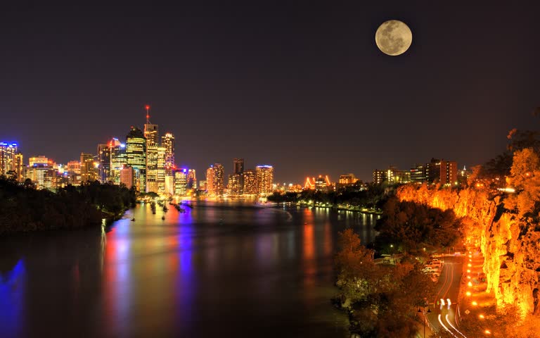 城市天际线的夜景,天空中有一轮满月