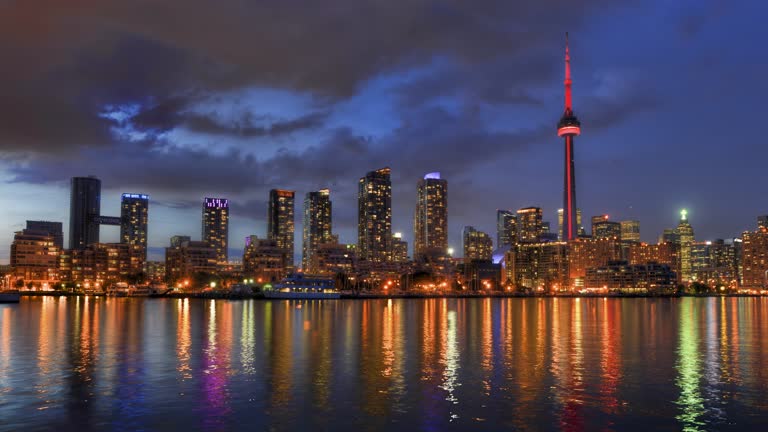城市天际线的夜景,前景是湖泊