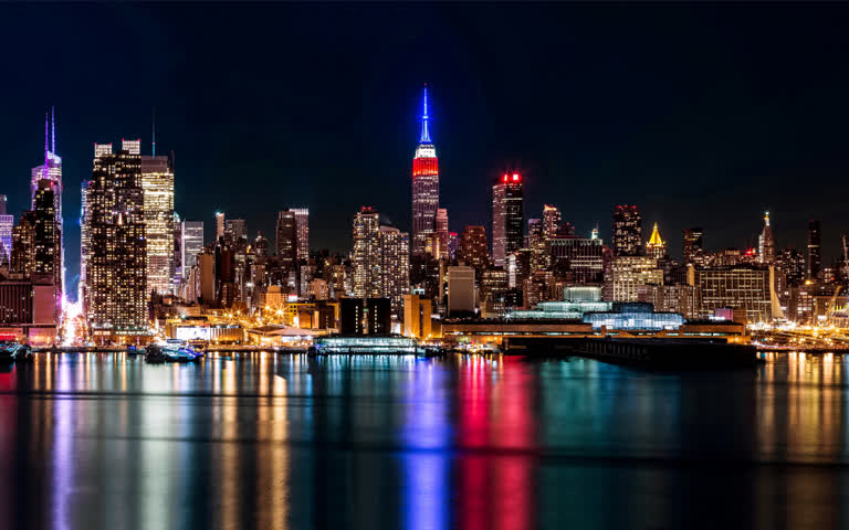 城市天际线和大片水域的夜景