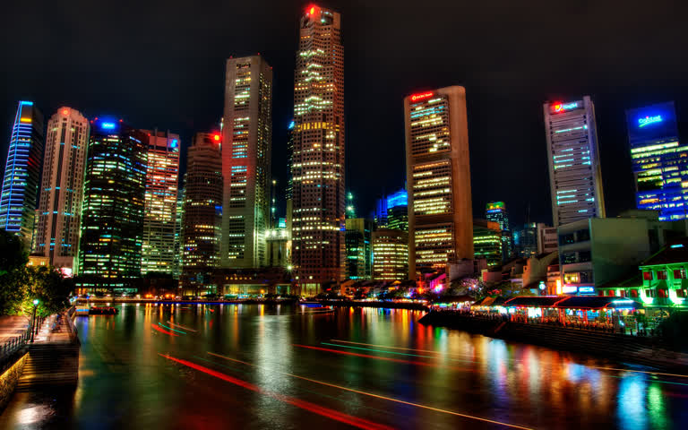 城市天际线的夜景,灯光倒映在水中