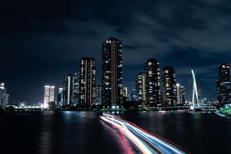 城市天际线的夜景,长时间曝光的灯条
