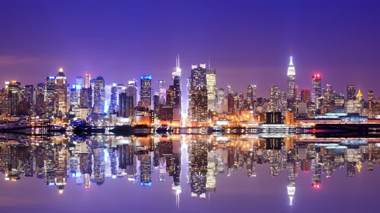 城市天际线的夜景,倒映在水中