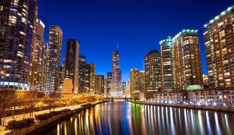 河流流过的城市天际线夜景