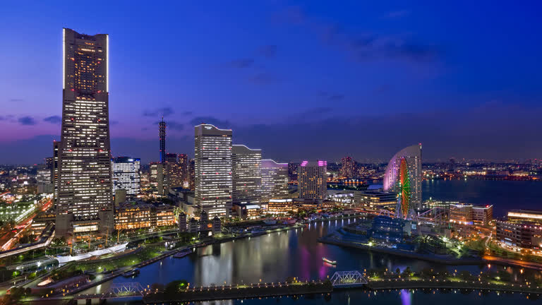城市天际线的夜景,有河流和桥梁