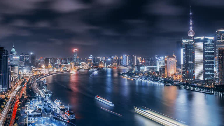 城市天际线的夜景,里面有河流和船只