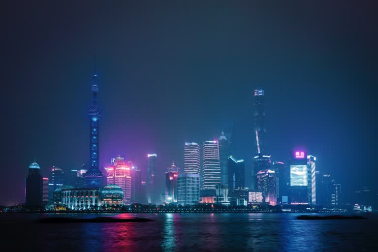 夜间摩天大楼灯火通明的城市天际线夜景