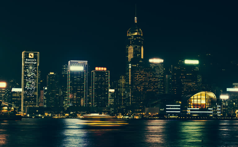 夜间摩天大楼灯火通明的城市天际线夜景