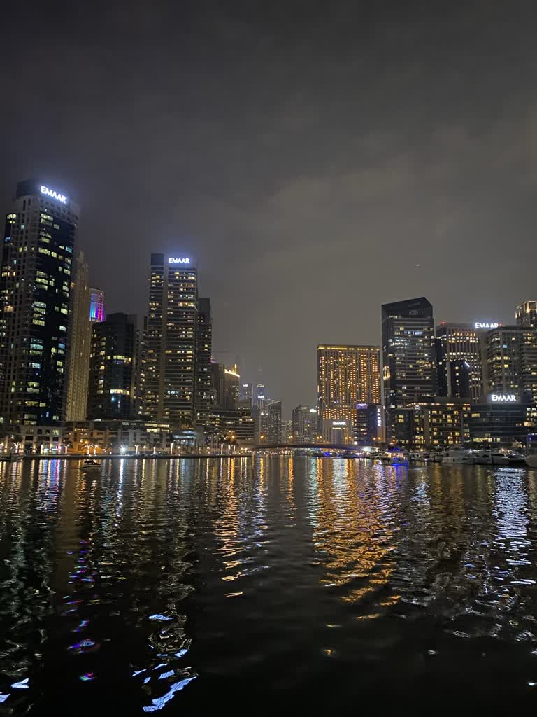 城市天际线的夜景,摩天大楼倒映在水中