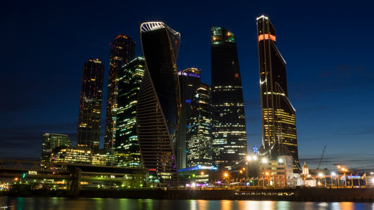 城市天际线的夜景,摩天大楼和水域