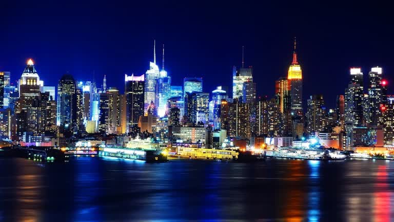 城市天际线的夜景,摩天大楼和水域