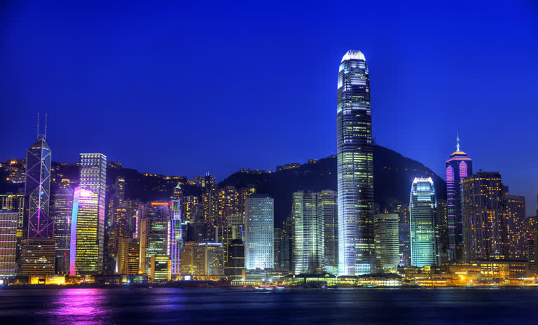 城市天际线的夜景,摩天大楼和水域
