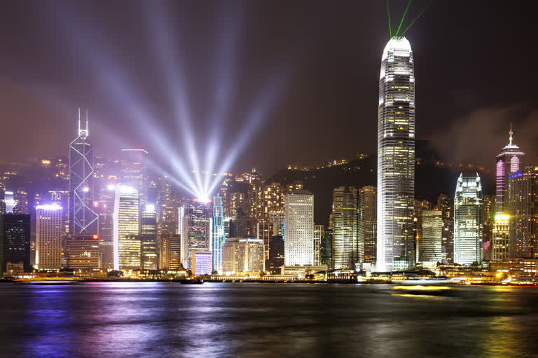 夜间摩天大楼灯火通明的城市天际线夜景