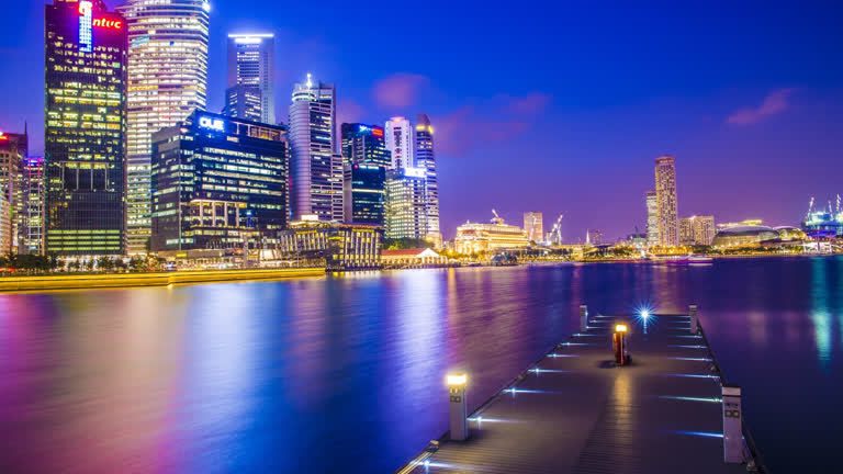 城市天际线的夜景,摩天大楼和倒映在水中的灯光