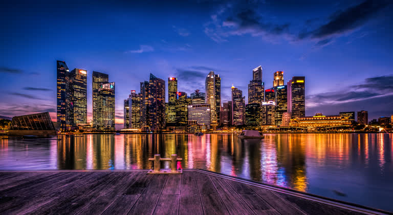 城市天际线的夜景,摩天大楼倒映在水中