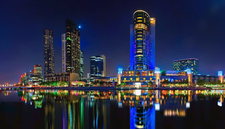 城市天际线的夜景,摩天大楼倒映在水中